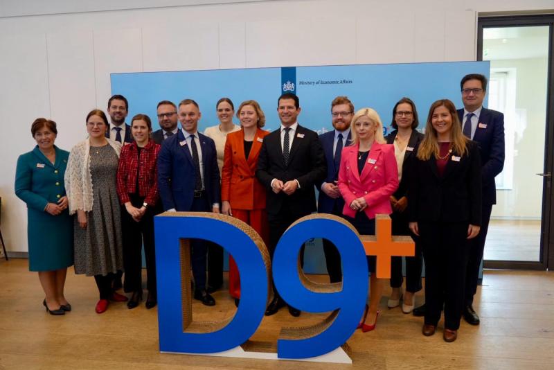 Imagen del ministro con un grupo