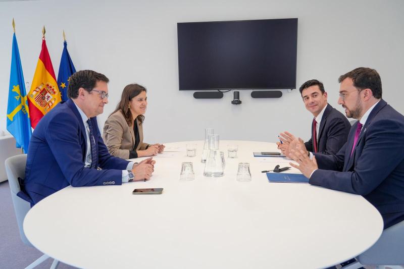 El ministro Óscar López con el Presidente del Gobierno de Asturias