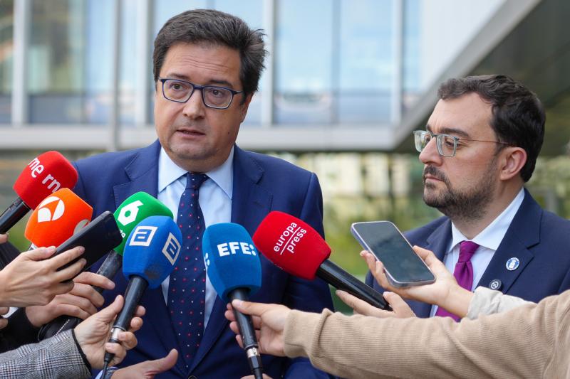 El ministro Óscar López recibe al presidente del Gobierno de Asturias