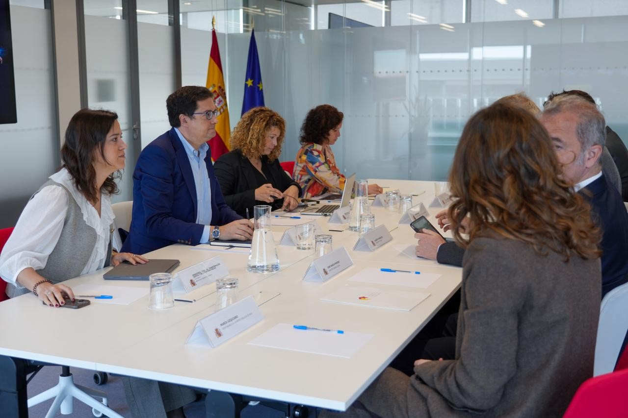El ministro Óscar López reunido con el sector de videojuego