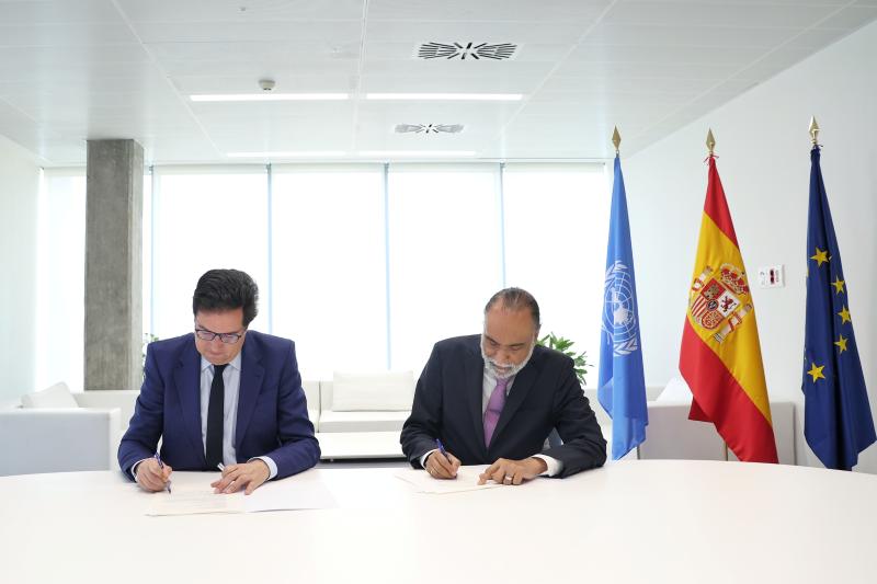 El ministro Óscar López con el enviado de la ONU