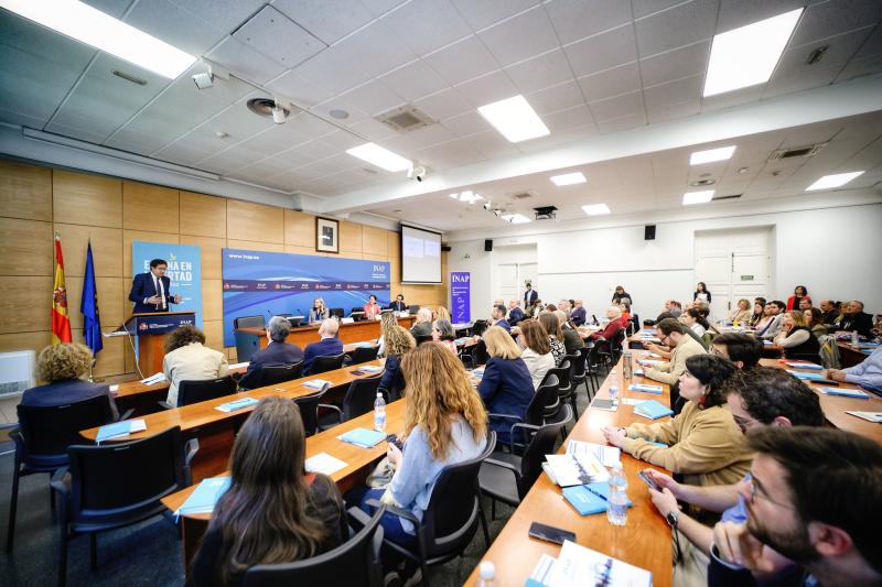 Ministro exponiendo