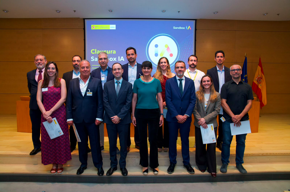 Fotografía grupal de la clausura del evento