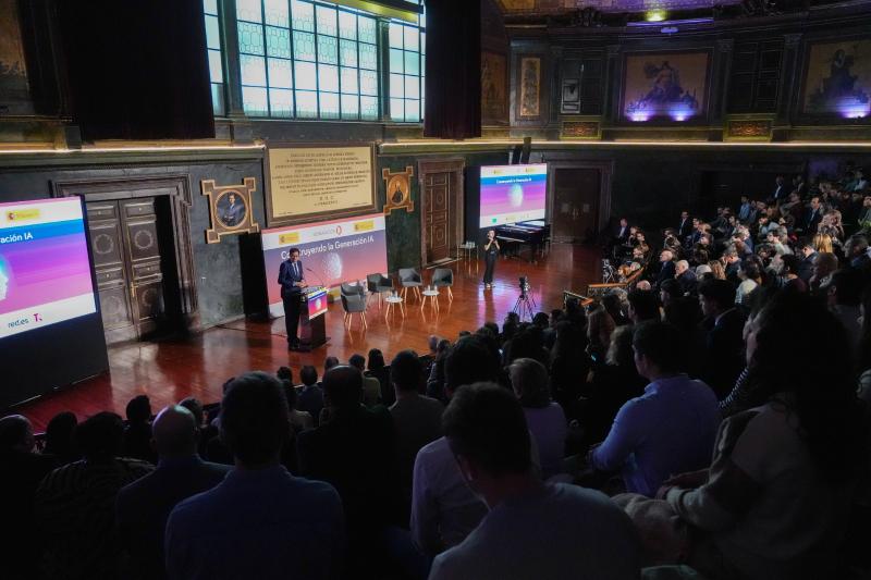 The minister Óscar López at the event