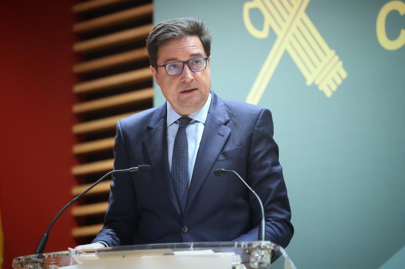 Minister Óscar López signs a training agreement for the security forces