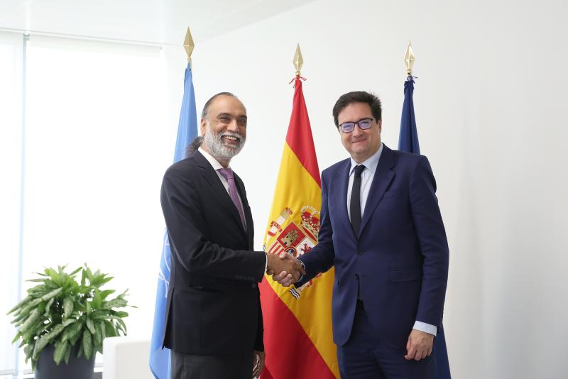 Minister Óscar López with the UN envoy