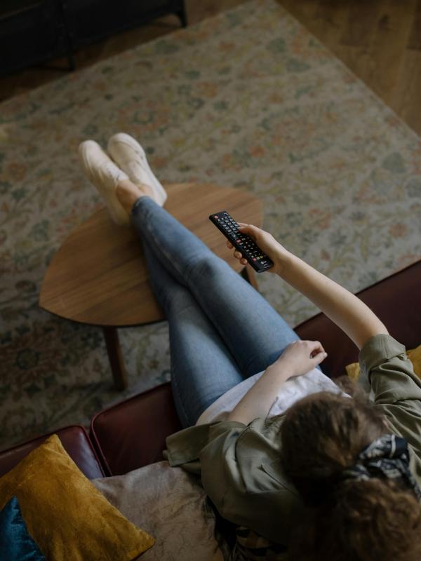 Mujer viendo la televisión
