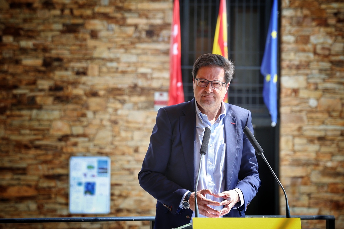 Minister Oscar López at the presentation of the Broadband Coverage Report 2024