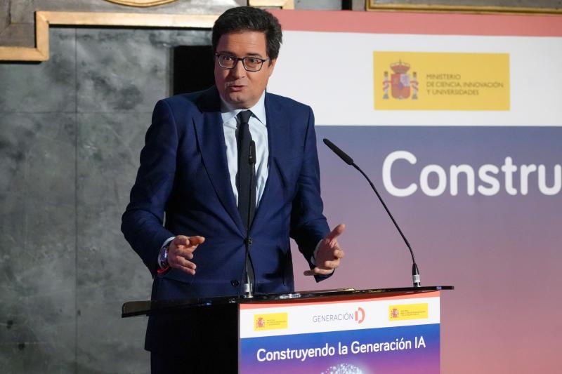 El ministre Óscar López durant l'anunci