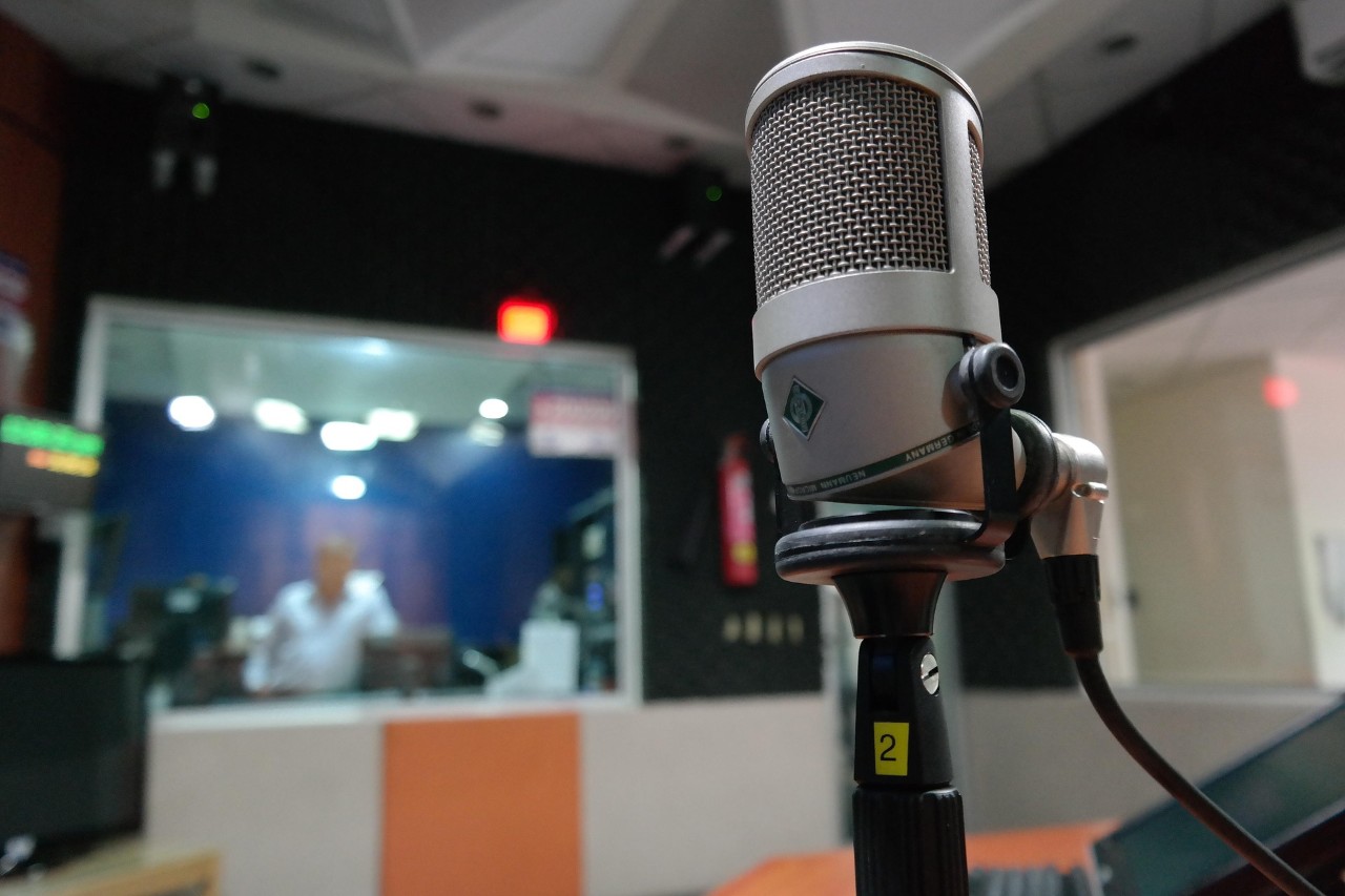Mano sintonitzant la ràdio del cotxe